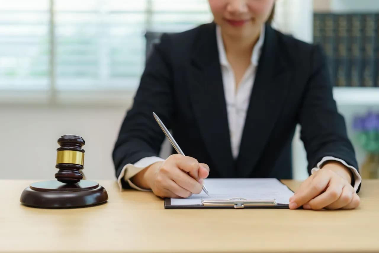 Kto to jest notariusz i jakie ma obowiązki w Twoim życiu? Kto to jest notariusz i jakie ma obowiązki w Twoim życiu?