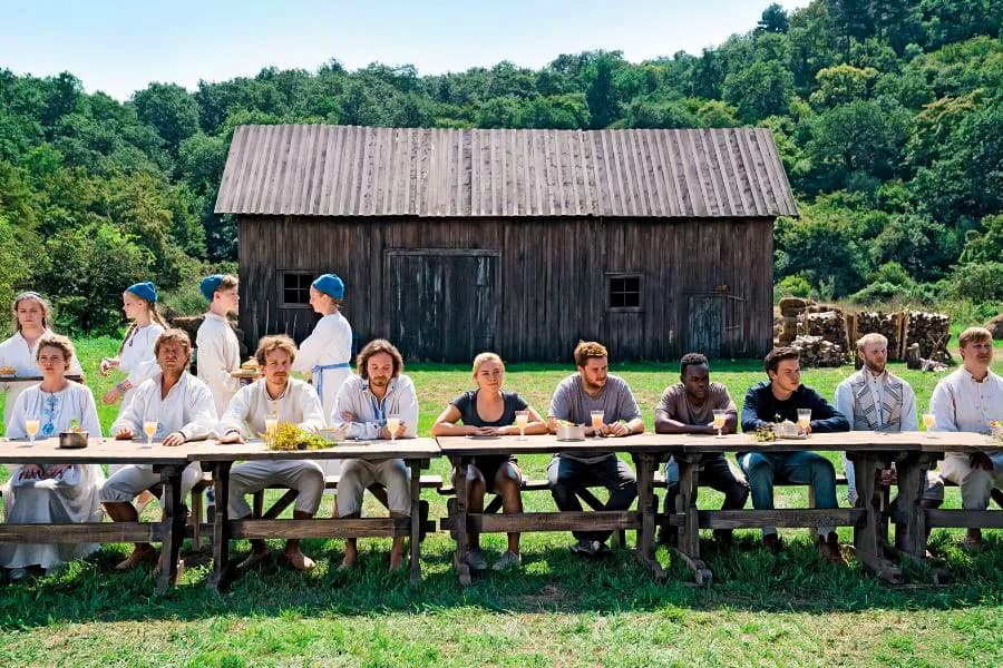 W biały dzień: Dlaczego ten horror przeraża mimo jasności? W biały dzień: Dlaczego ten horror przeraża mimo jasności?