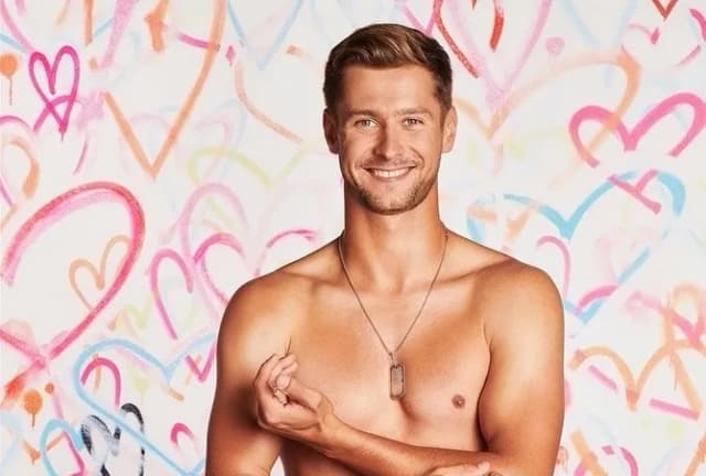 Kim jest Mikołaj z Love Island? Kontrowersje, związki i aktualności Kim jest Mikołaj z Love Island? Kontrowersje, związki i aktualności