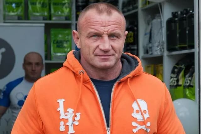 Ile lat ma Mariusz Pudzianowski? Zaskakujący wiek legendy sportu! Ile lat ma Mariusz Pudzianowski? Zaskakujący wiek legendy sportu!
