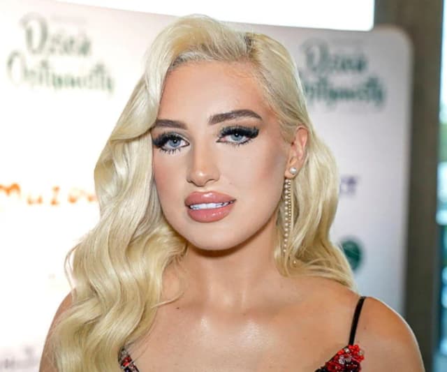 Caroline Derpienski: Kontrowersyjna modelka i influencerka Caroline Derpienski: Kontrowersyjna modelka i influencerka